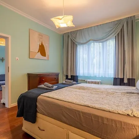 Vintage And Stylish 2bdrm