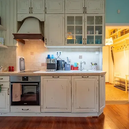 Vintage And Stylish 2bdrm