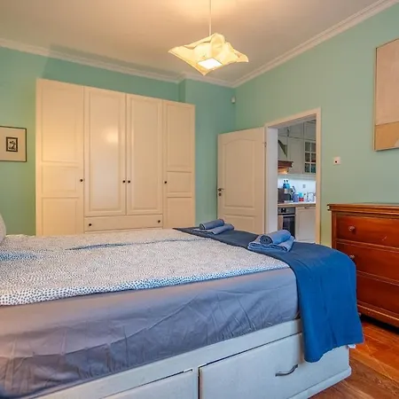 Vintage And Stylish 2bdrm Apartament